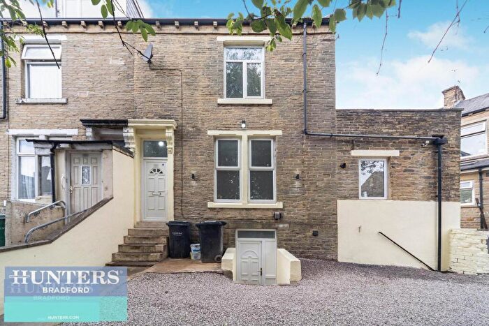 4 Bedroom End Of Terrace House For Sale In Undercliffe Street Bradford, West Yorkshire, BD3