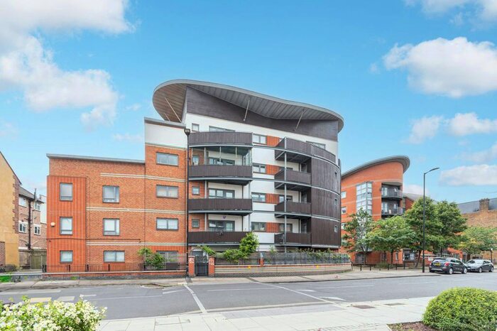 2 Bedroom Flat To Rent In Southampton Way, Peckham, London, SE5