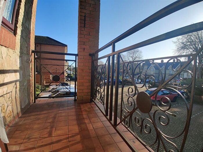 2 Bedroom Flat For Sale In Victoria Avenue, Shanklin, PO37