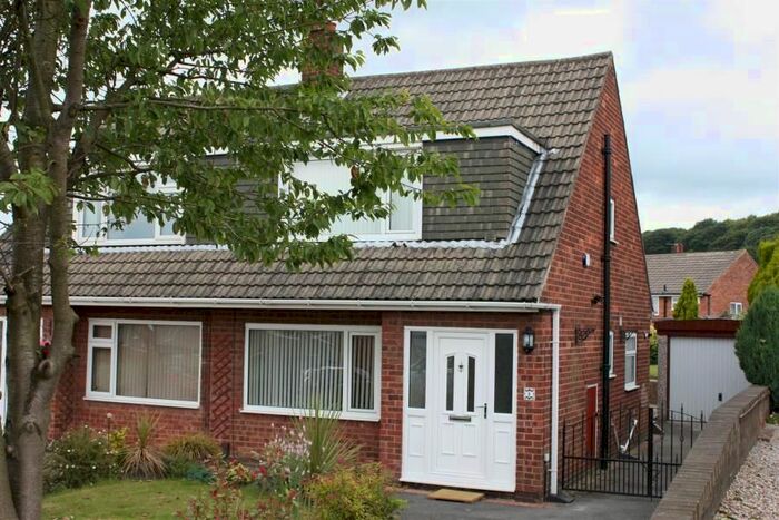 3 Bedroom Property To Rent In Hall Park Close, Horsforth, Leeds, LS18