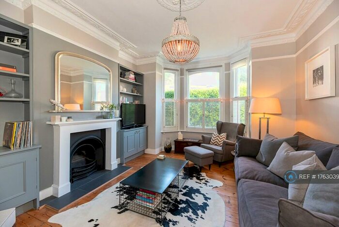 2 Bedroom Flat To Rent In Broomwood Road, London, SW11