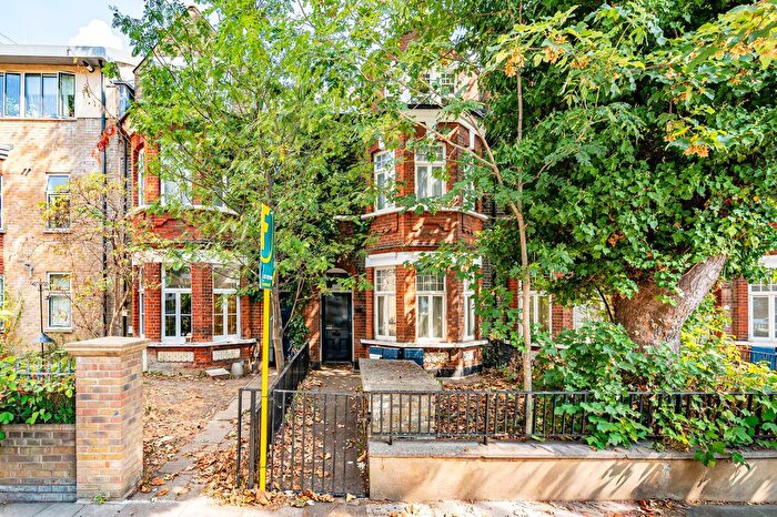 2 Bedroom Flat For Sale In Mornington Grove, Bow, London, E3