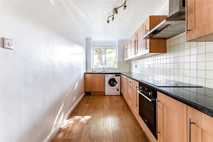 2 Bedroom Flat To Rent In Princes Road, Weybridge, Surrey, KT13