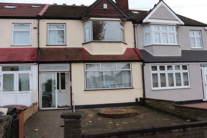 4 Bedroom Terraced House To Rent In Hall Lane, Chingford, E4