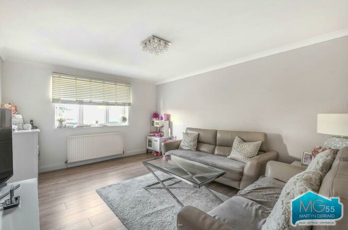 2 Bedroom Apartment To Rent In Greenway Close, Friern Barnet, London, N11