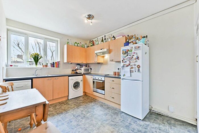 3 Bedroom Flat To Rent In Gravenel Gardens, Tooting, London, SW17