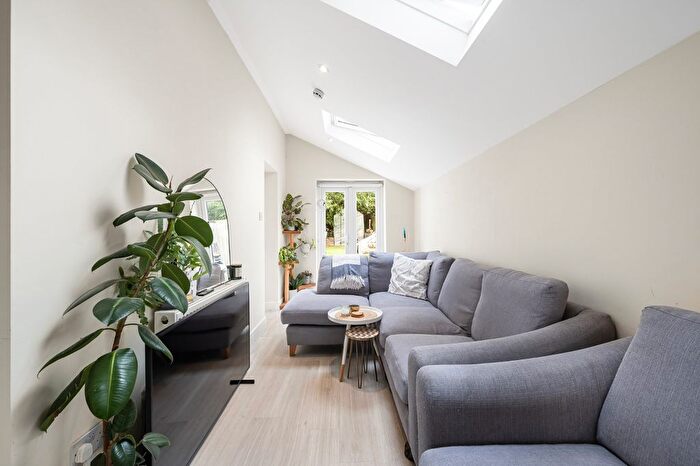 2 Bedroom Flat To Rent In Essex Road, West Acton, W3