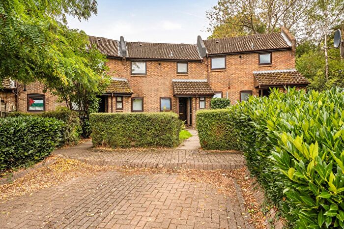 1 Bedroom Flat For Sale In Nottingham Close, Woking, Surrey, GU21