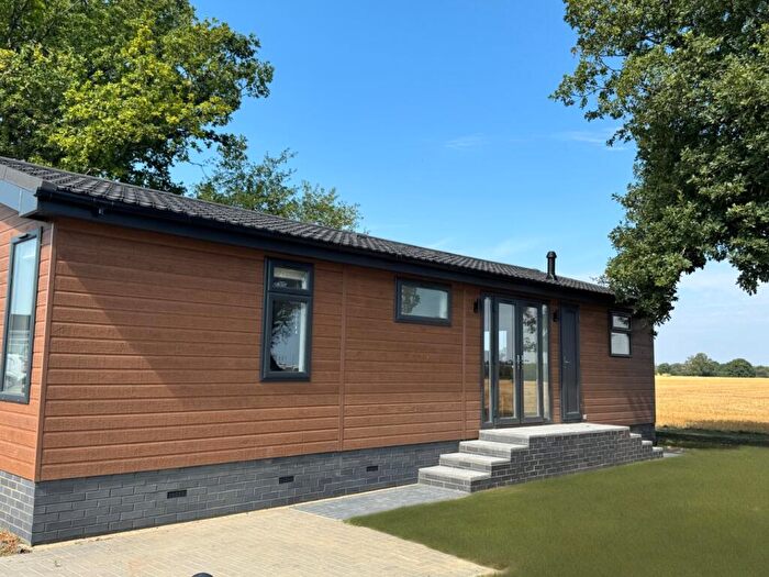 2 Bedroom Park Home For Sale In Woodside Home Park, Woodside, Luton, Bedfordshire, LU1