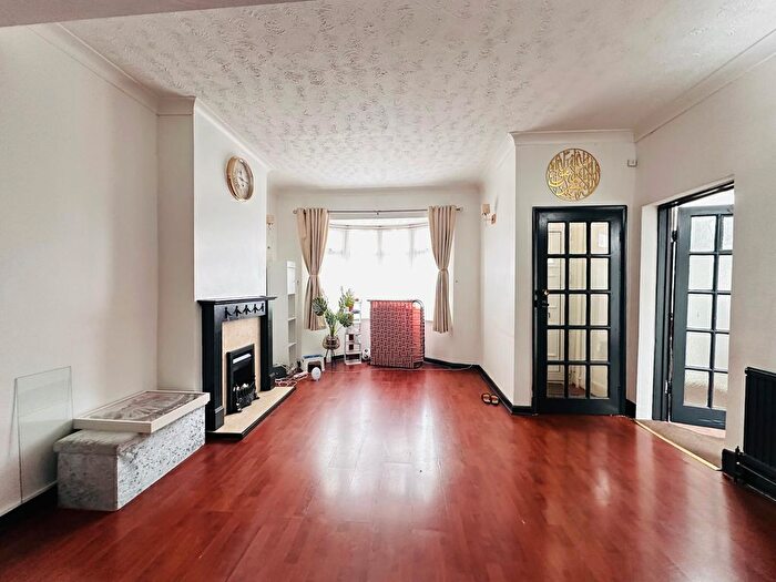 3 Bedroom End Of Terrace House To Rent In Whalebone Lane South, Dagenham, RM8