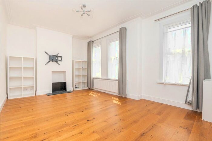 2 Bedroom Flat To Rent In Blyth Road, Walthamstow, London, E17
