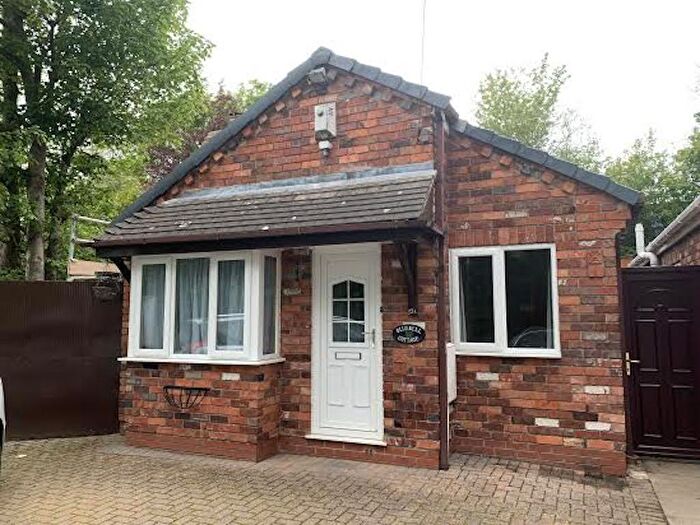 3 Bedroom Detached Bungalow To Rent In Dudley - Baptist End Road, DY2