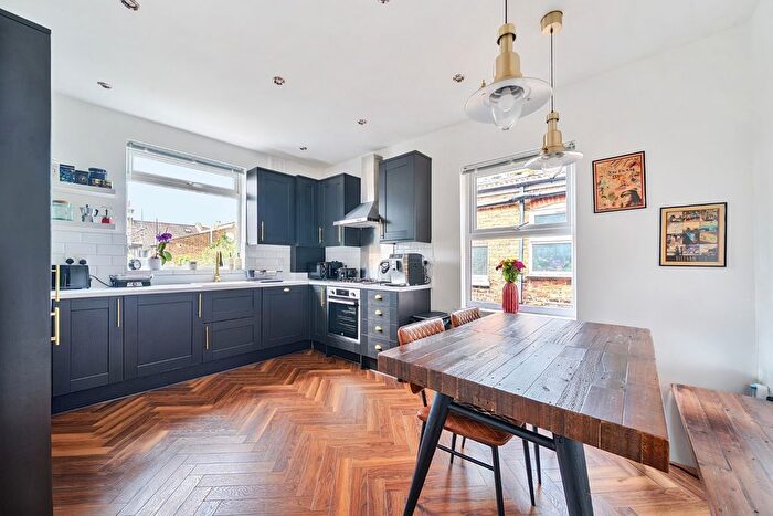 3 Bedroom Maisonette For Sale In Fountain Road, Tooting, London, SW17