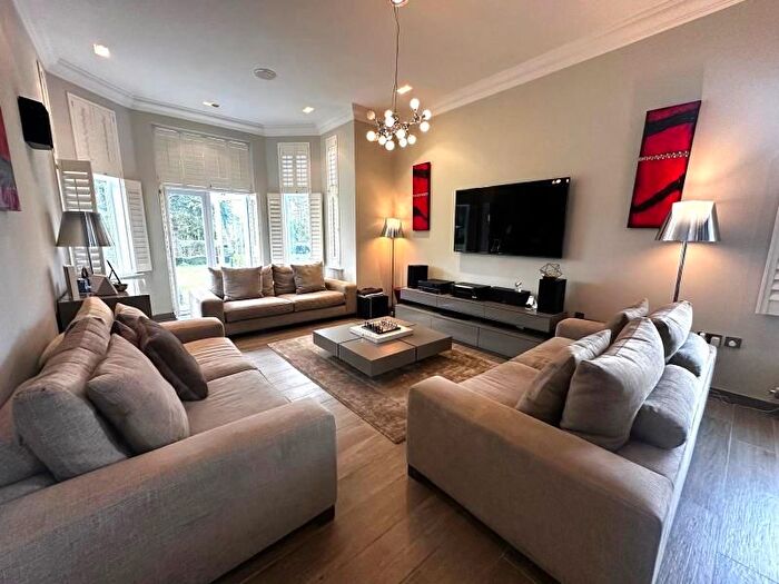 3 Bedroom Flat To Rent In Beech Hill, Barnet, EN4