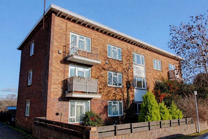 2 Bedroom Flat For Sale In Spiers Way, Horley, RH6