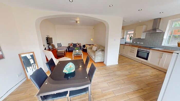 4 Bedroom Semi-Detached House To Rent In Forest Road East, Nottingham, NG1