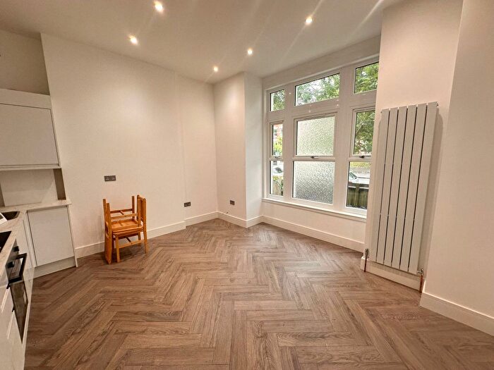 2 Bedroom Flat To Rent In Norwood Road, London, SE24