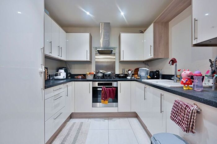 2 Bedroom Flat To Rent In Hagden Lane, Watford, WD18