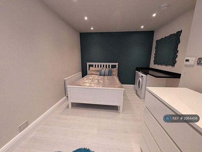Studio To Rent In Kingsland Road, London, E2