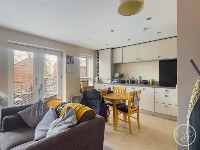 2 Bedroom Flat To Rent In Frances Lupton House, Victoria Gardens, Hyde Park, Leeds, LS6