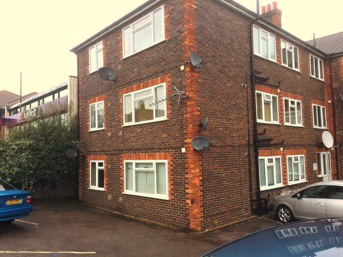 Flat To Rent In Wood Court, Guildford, GU2
