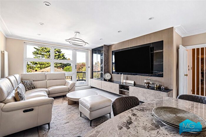 3 Bedroom Flat For Sale In Hendon Lane, London, N3