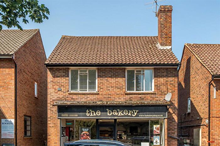 2 Bedroom Flat To Rent In The Street, Effingham, KT24