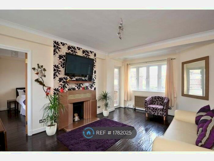 3 Bedroom Flat To Rent In Chiswick Village, London, W4