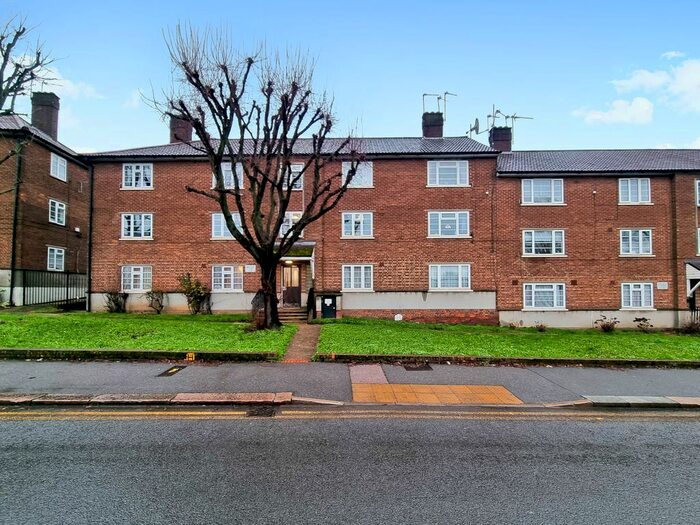 3 Bedroom Flat To Rent In Bittacy Hill, Mill Hill, NW7