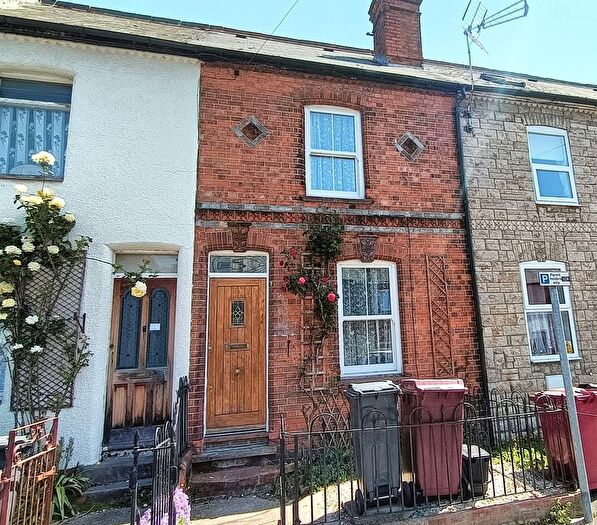 3 Bedroom Terraced House For Sale In Elgar Road, Reading, RG2