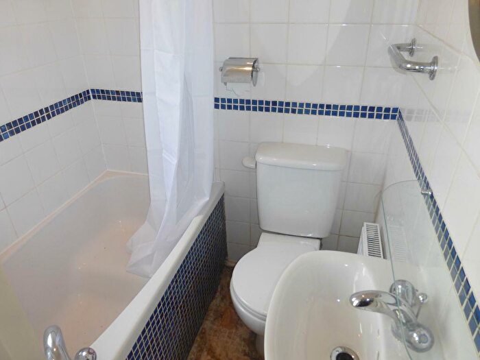 Garage / Parking To Rent In Westfield Terrace, Leeds, West Yorkshire, LS7