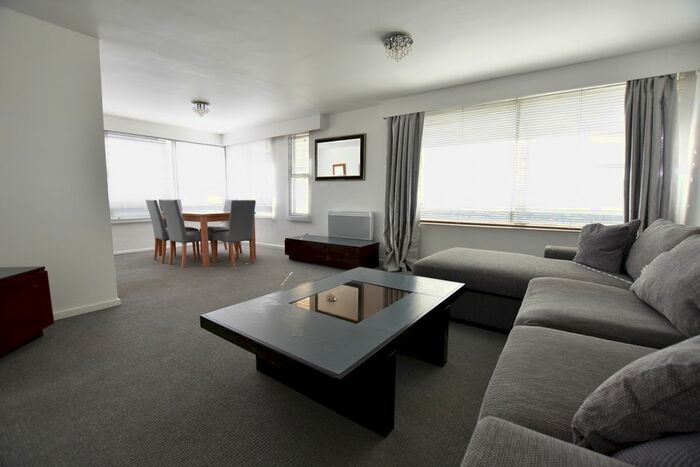 3 Bedroom Flat To Rent In The Mall, Bromley, BR1