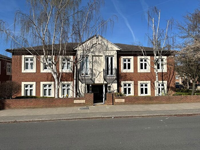 2 Bedroom Flat For Sale In Ivor Court, Chalgrove Gardens, London, N3