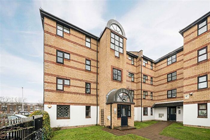 2 Bedroom Flat To Rent In Windsock Close, London, SE16
