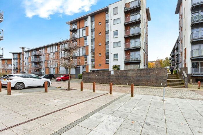 2 Bedroom Flat For Sale In Commonwealth Drive, Crawley, RH10