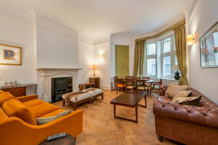 3 Bedroom Flat To Rent In Bedford Court Mansions, Bloomsbury, WC1B