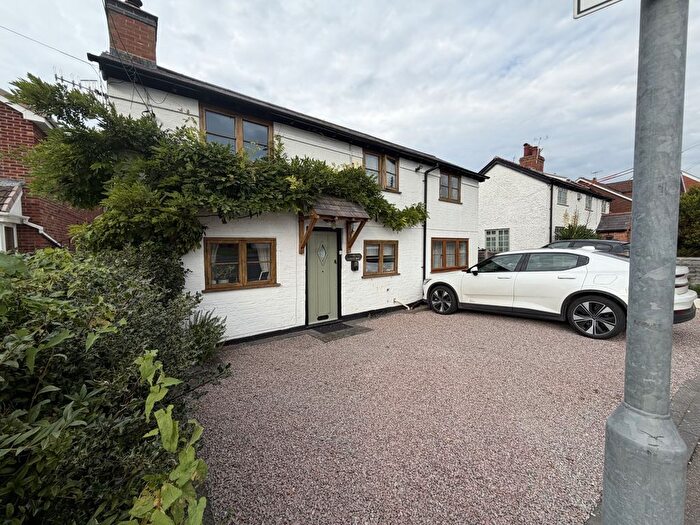 3 Bedroom Cottage For Sale In Barley Mow Lane, Catshill, Bromsgrove, B61