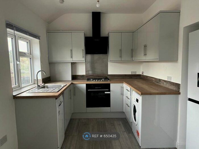 4 Bedroom Flat To Rent In Upperfloor, Wallington, SM6