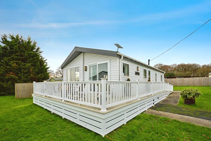 2 Bedroom Park Home For Sale In Thorness Lane, Cowes, Isle Of Wight, PO31