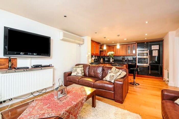 2 Bedroom Flat To Rent In Singers Lane, Henley-On-Thames, RG9