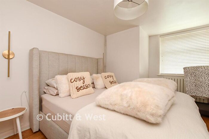 1 Bedroom Ground Maisonette For Sale In Croydon Road, Caterham, Surrey, CR3
