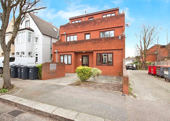 1 Bedroom Flat To Rent In Claremont, Woodford Green, IG8