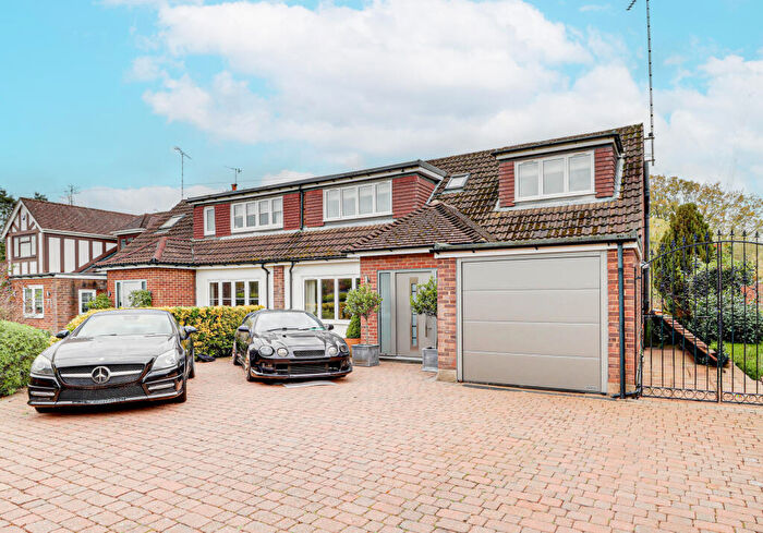 3 Bedroom Semi-Detached Bungalow For Sale In Mayflower Road, Park Street, St. Albans, AL2