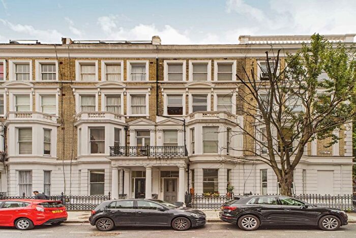 2 Bedroom Flat To Rent In Castletown Road, London, W14