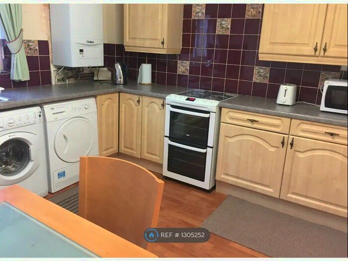 2 Bedroom Flat To Rent In Carfax, Cannock WS11