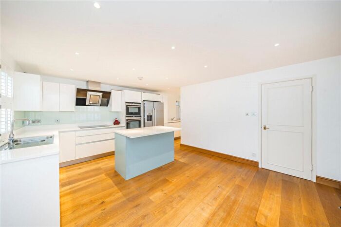 3 Bedroom Mews To Rent In Maltings Close, London, SW13
