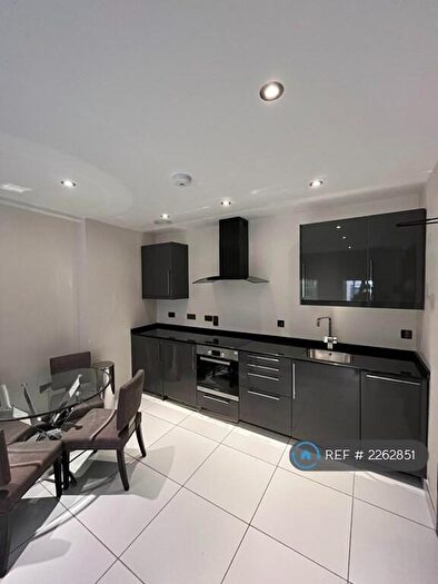 2 Bedroom Flat To Rent In Headrow Residence, Leeds, LS1