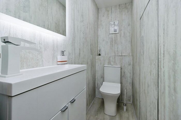 3 Bedroom End Of Terrace House For Sale In Beath View, Dunfermline, Fife, KY11