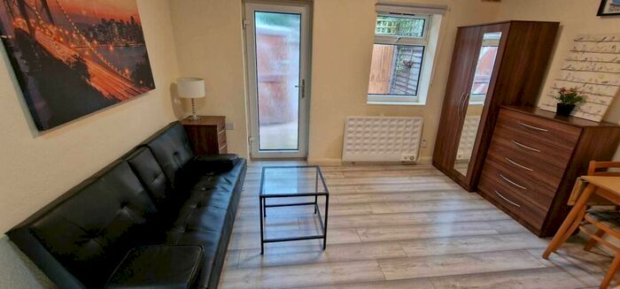 Studio To Rent In Chatsworth Road, NW2