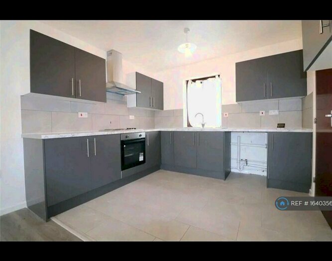 2 Bedroom Flat To Rent In Courtland Grove, London, SE28
